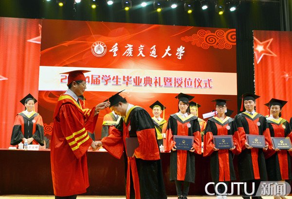 新闻首页人文交大>>正文党委副书记周直教授宣读《重庆市教委