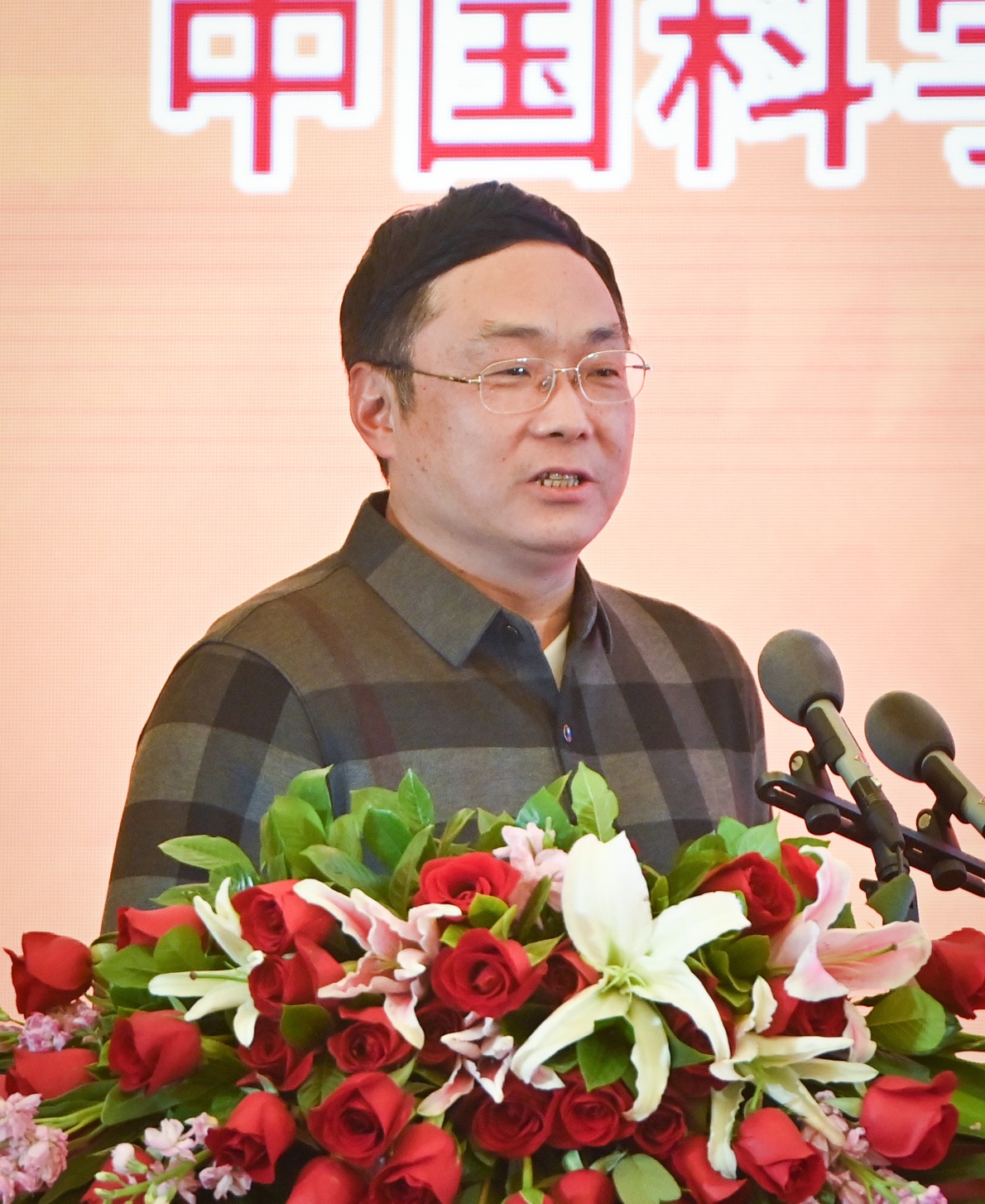 中国科学院院士李应红作了《未来航空运输》的主旨报告.