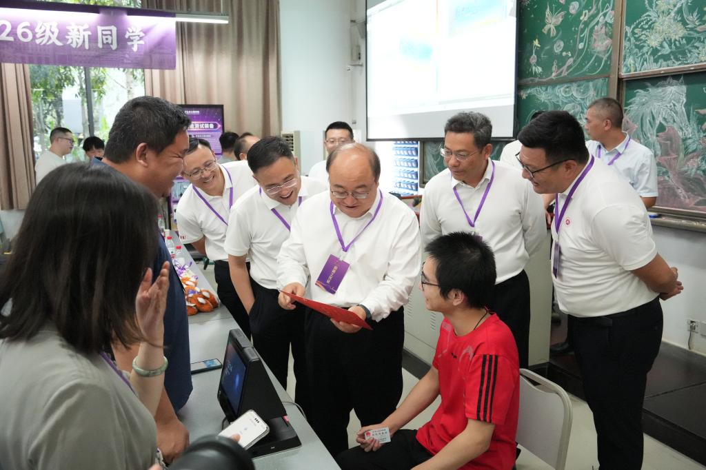 【2026迎新季】重庆交通大学党委书记宫辉率队检查指导2026级新生迎新报到工作