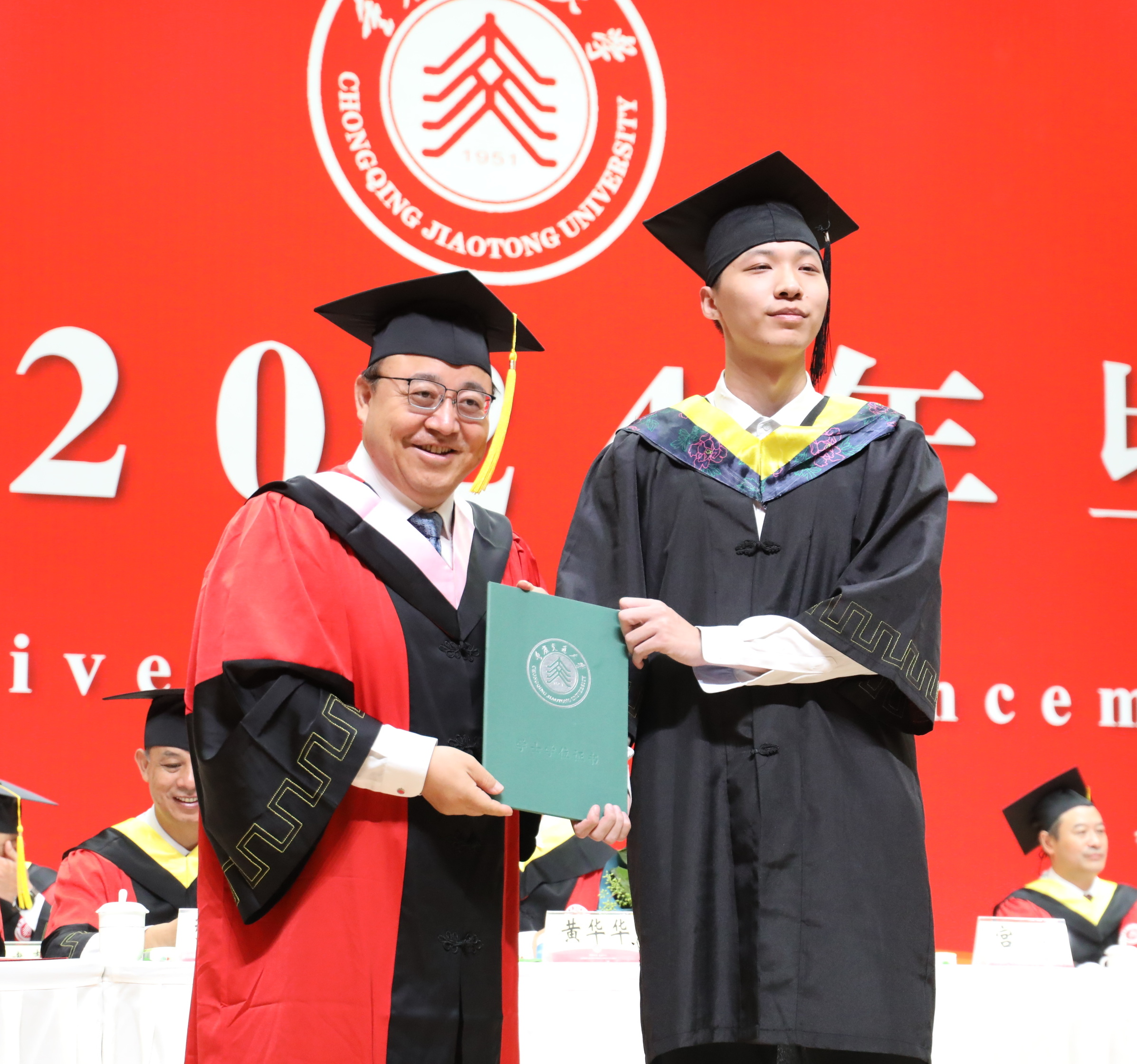 【2024毕业典礼七】重庆交通大学隆重举行本科生学位授予仪式