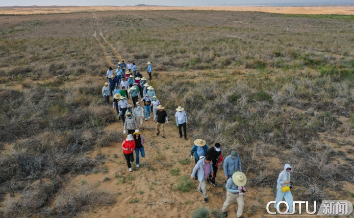 重庆日报：一场放在沙漠实验基地的干部教育培训 这所高校80余名骨干教师组团赴乌兰布和“充电”