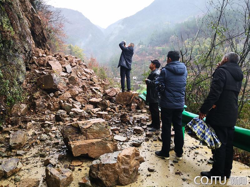 冒雨實地查看馬渠灣水井巖路段垮塌點