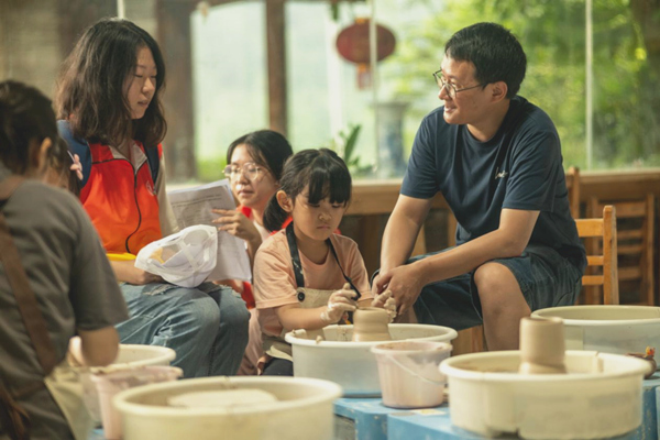 实践团成员与缙泉烧瓷器文化馆游客交谈。彭聪摄