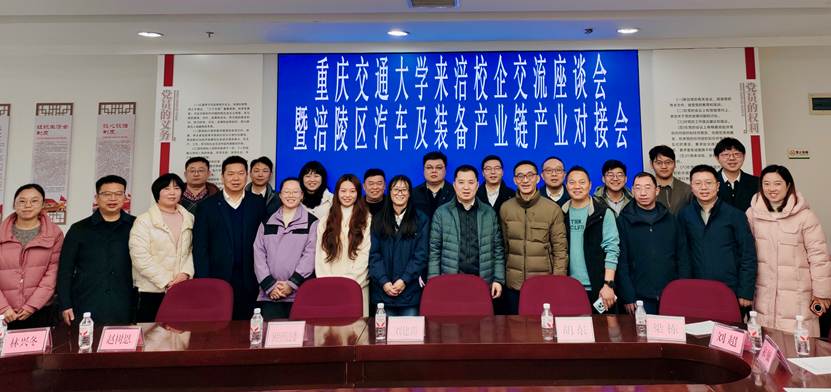 一群人站在台上 AI 生成的内容可能不正确。