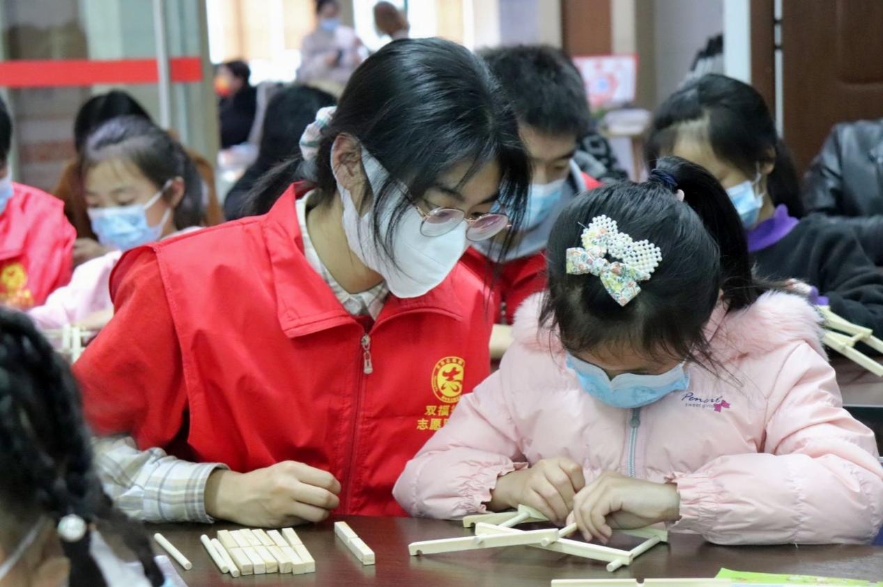 人们在看台上的人和小孩低可信度描述已自动生成
