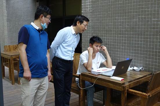 3图说：赵明阶副校长正在询问自习学生上网课相关事宜，表达学校对学生的关心1
