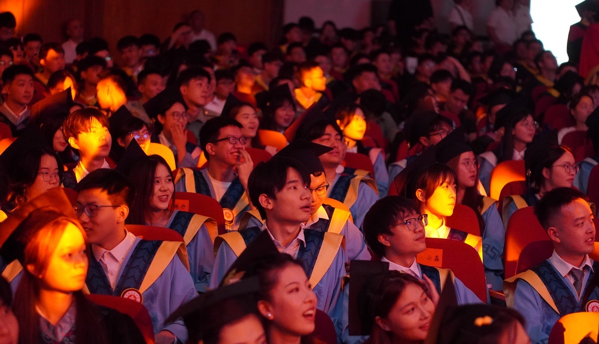 【2025毕业典礼八】青春不散场，岁月留芳华 记重庆交通大学本科生毕业典礼泪目时刻