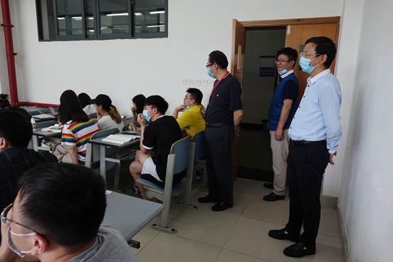 2图说：赵明阶副校长一行正在AO1教师查看课堂教学情况1