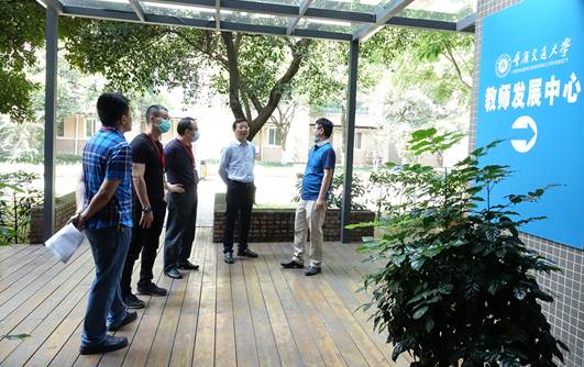 4图说：赵明阶副校长正在向双福校区教学办了解教师发展中心使用情况